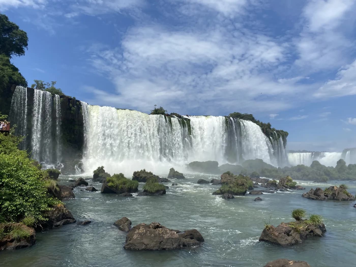 Photo d'origine : une chute d'eau au milieu de la végétation
