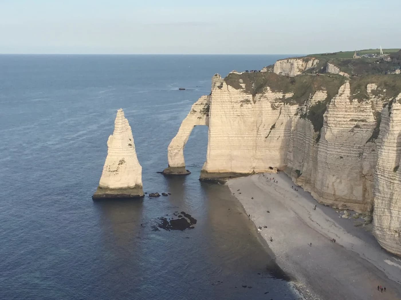 Photo d'origine : l'aiguille et la porte d'Aval d'Étretat vues du haut de la falaise