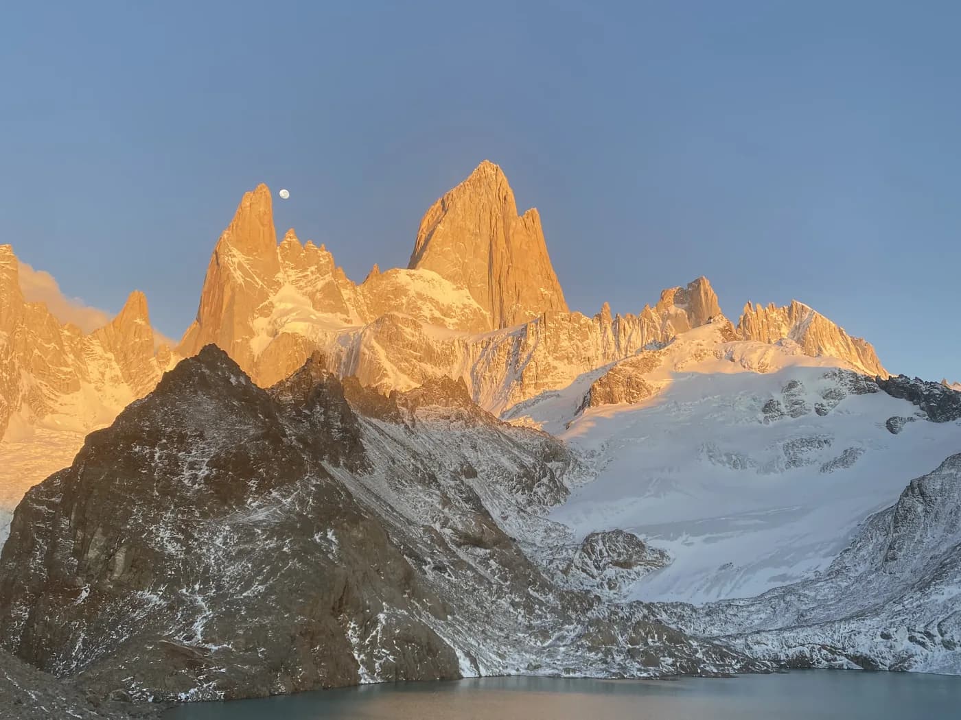 Photo d'origine : le massif du Fitz Roy en Patagonie au lever du soleil, la lune encore au-dessus