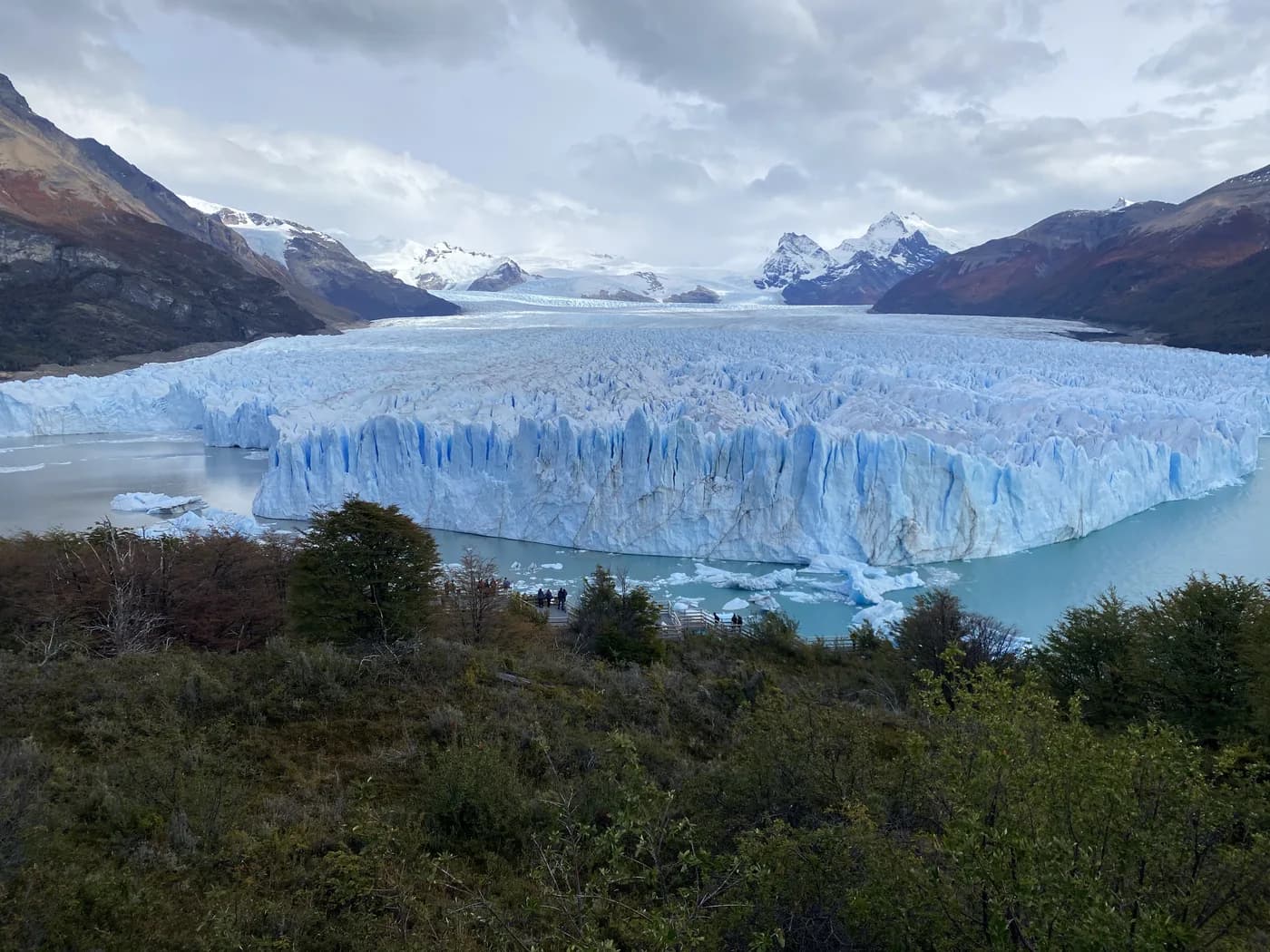Photo d'origine : le front du glacier Perito Moreno, la glace bleue au-dessus de l'eau